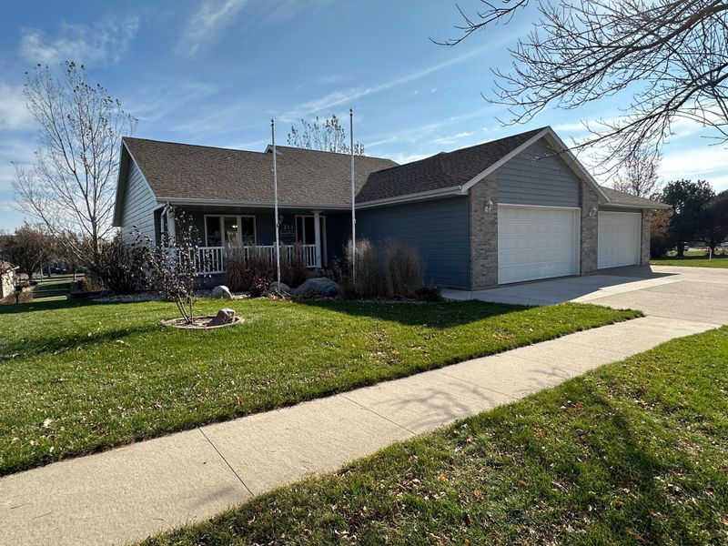 213 Pine Dr, Luverne, MN 56156