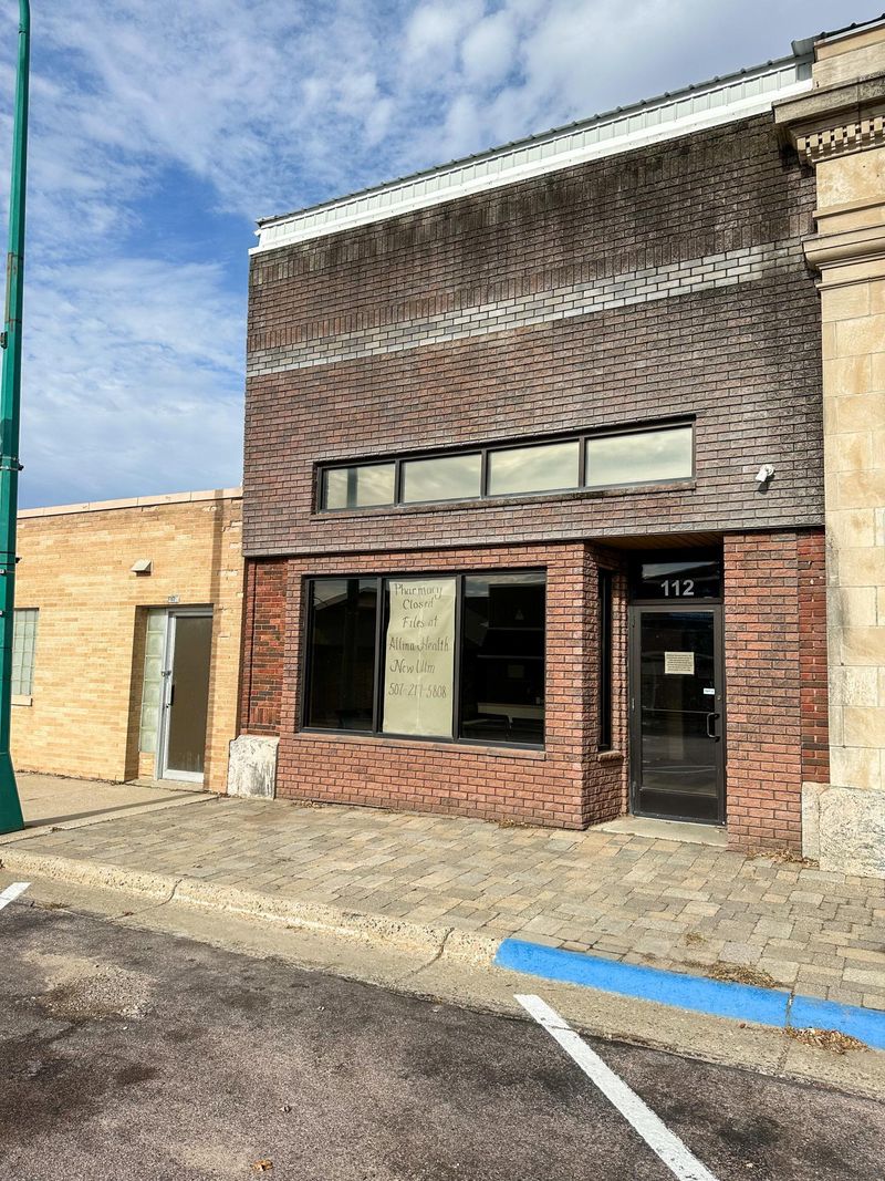 112 E 2nd St, Winthrop, MN 55396