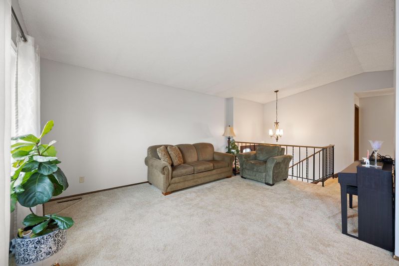 1071 Amble Dr, Shoreview, MN 55126