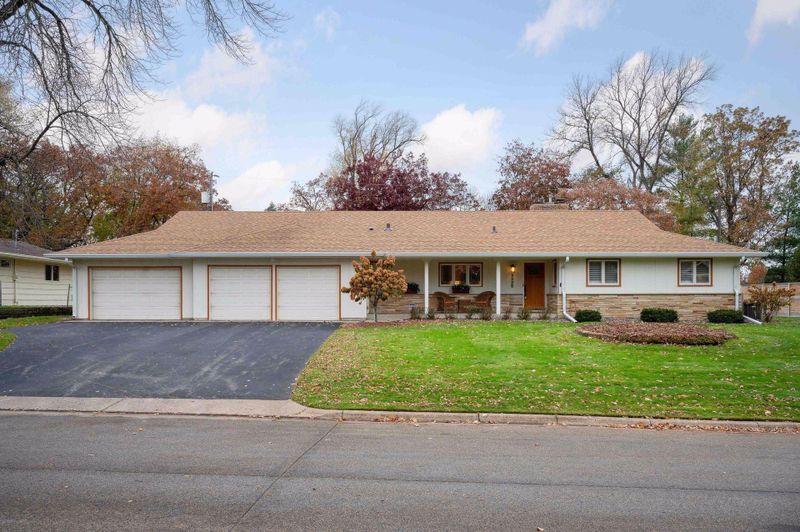 5225 Lochloy Dr, Edina, MN 55436