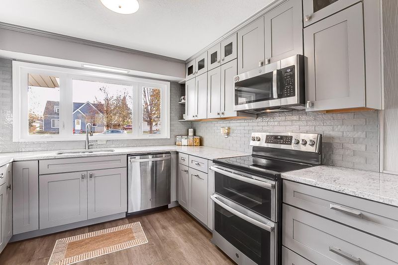 506 Maple Ave, Waverly, MN 55390