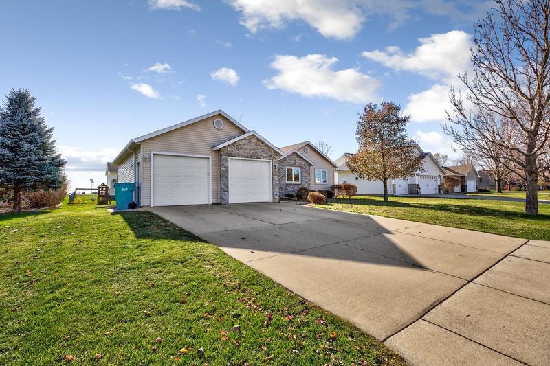 1255 Clover Ln SE, Owatonna, MN 55060