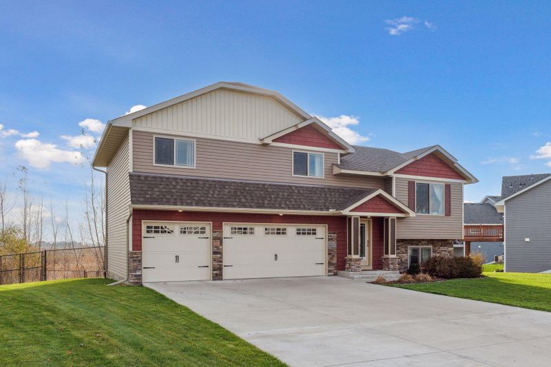 1695 Hidden Trl, Mayer, MN 55360