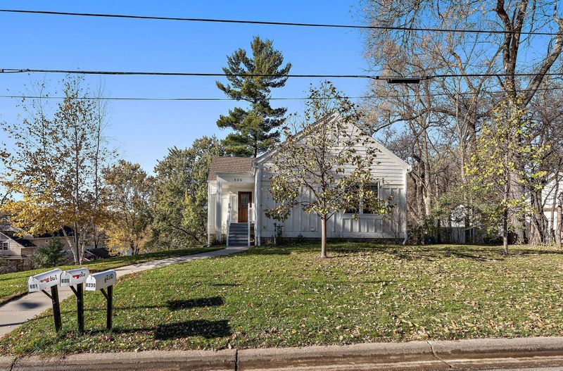 606 Glenbrook Ave N, Oakdale, MN 55128