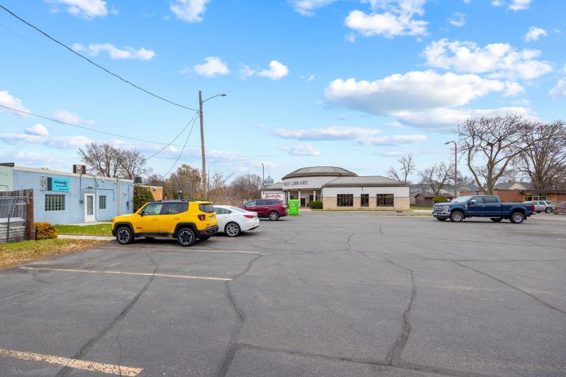 28 E 3rd St, Litchfield, MN 55355