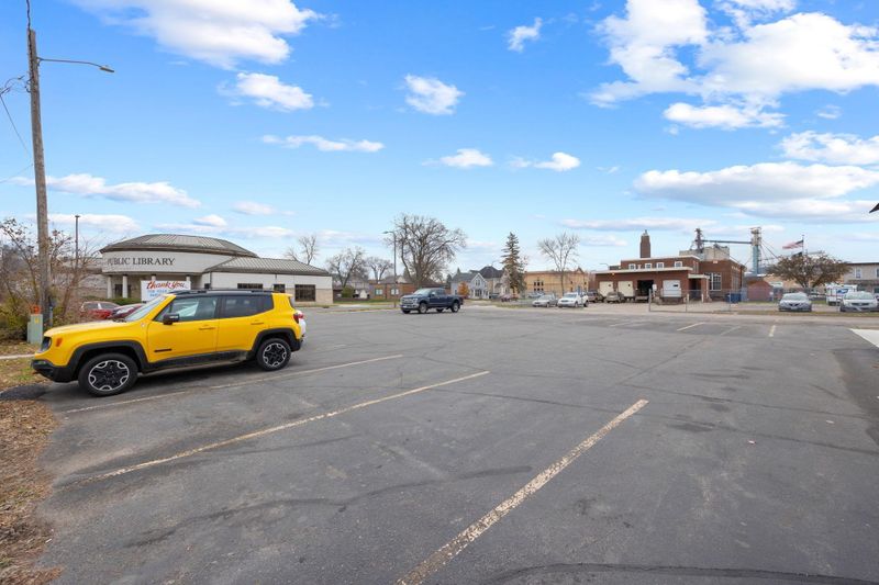 28 E 3rd St, Litchfield, MN 55355