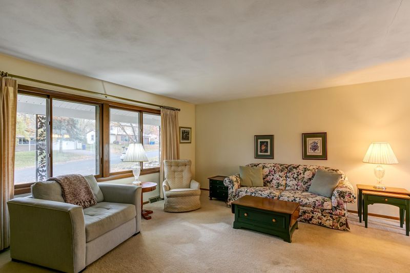 2593 Dorothy Ave, White Bear Lake, MN 55110