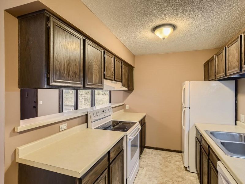 4814 Grenwich Way N, Oakdale, MN 55128