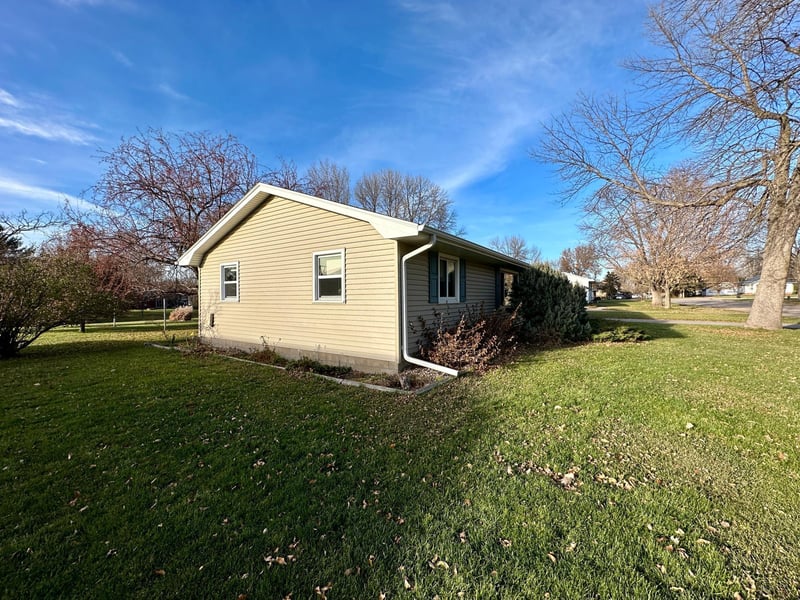 214 NW 3rd St, Pennock, MN 56279