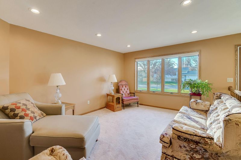 1287 Limestone Dr S, Shakopee, MN 55379