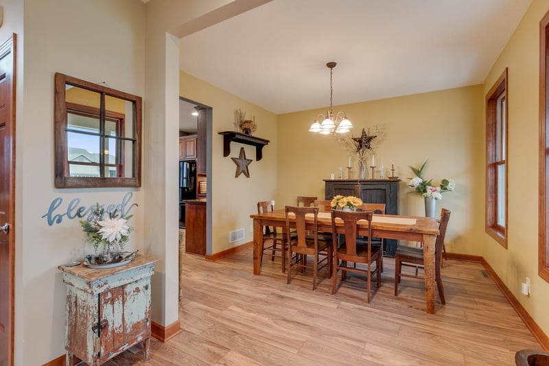 1035 Barnes Lake Dr, Norwood Young America, MN 55397