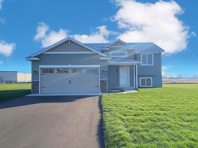 981 Waters Edge Cir, Avon, MN 56310