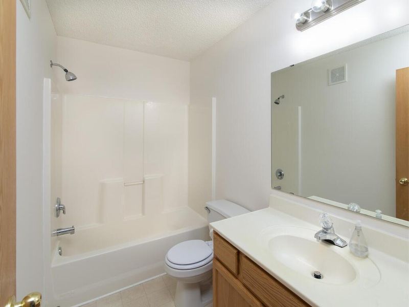 4060 Blakewood Dr, Shakopee, MN 55379