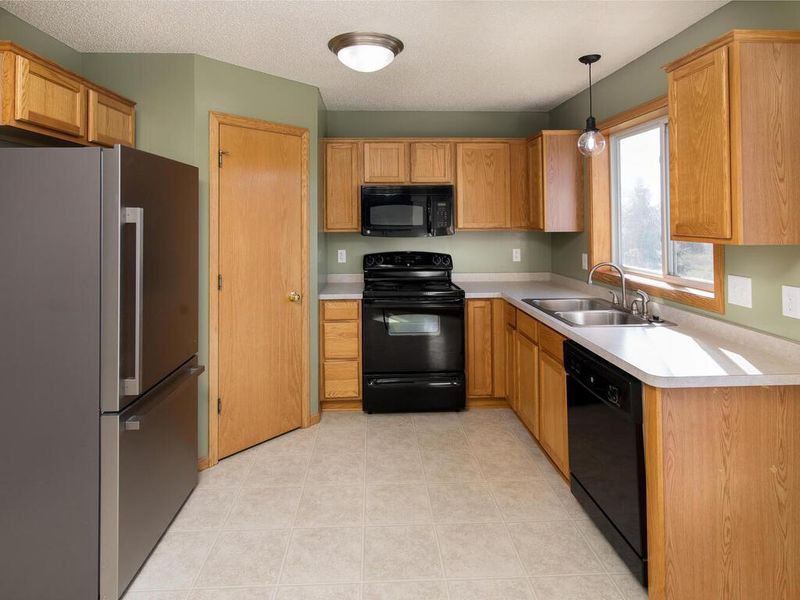 4060 Blakewood Dr, Shakopee, MN 55379
