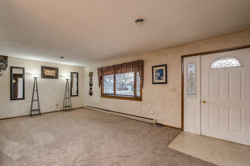 220 Hollywood Ave, New Ulm, MN 56073