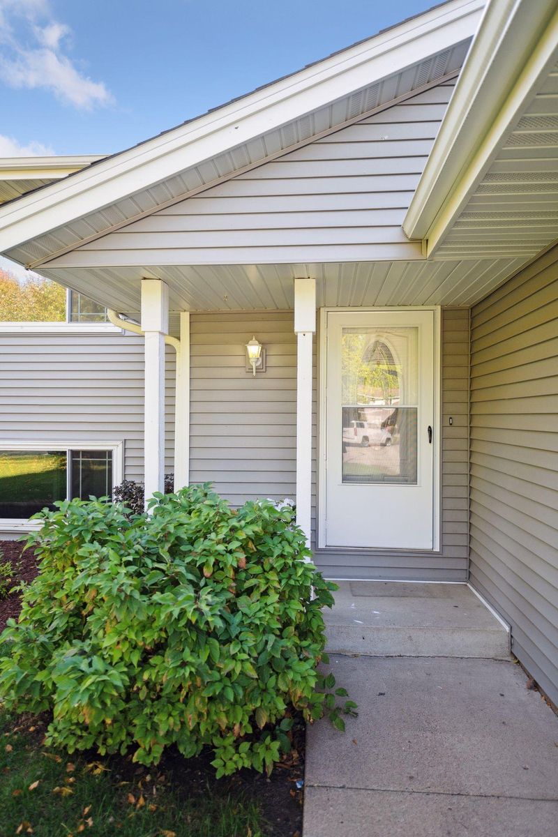 648 Dresden Cir, Chaska, MN 55318