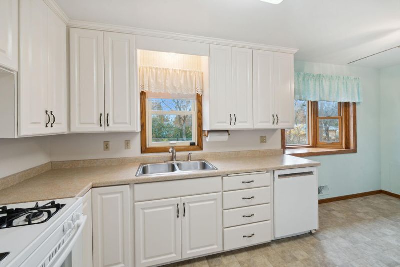 3627 Rolling View Dr, White Bear Lake, MN 55110