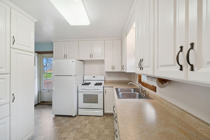 3627 Rolling View Dr, White Bear Lake, MN 55110