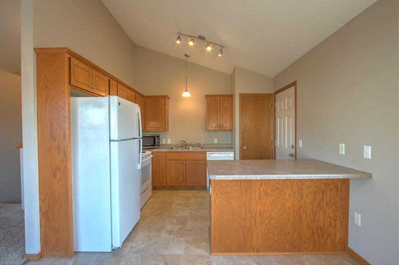 579 13th Ave SW, Cambridge, MN 55008