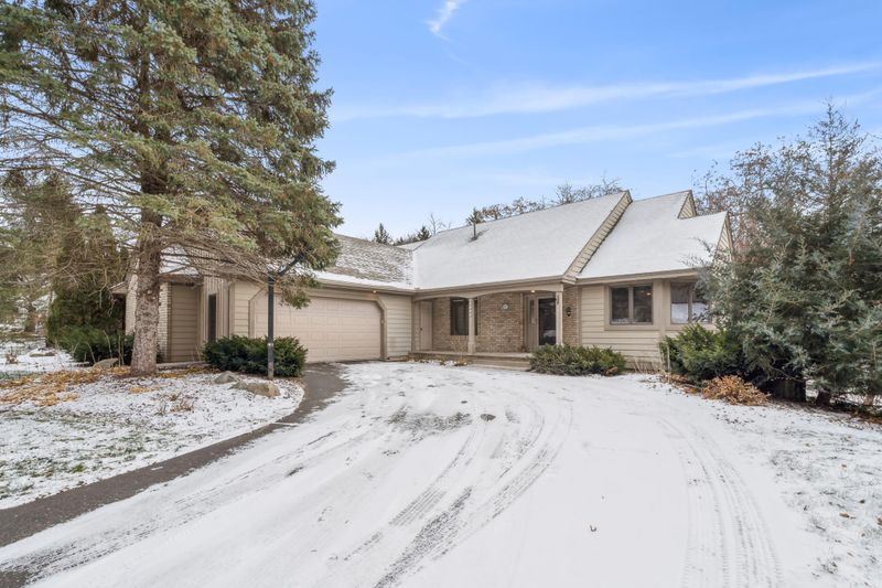1852 Golf View Dr, River Falls, WI 54022