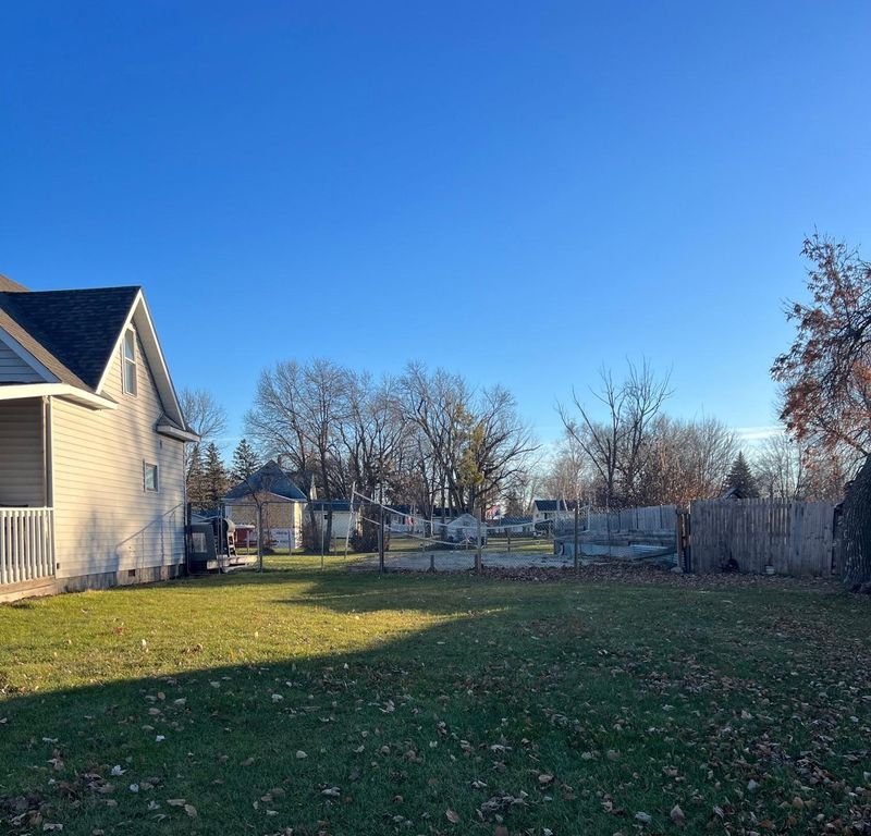 17 E Dakota Ave, Winger, MN 56592