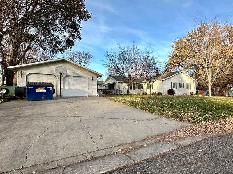 2020 6th St SW, Willmar, MN 56201