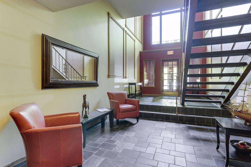 456 Summit Ave #202, Saint Paul, MN 55102
