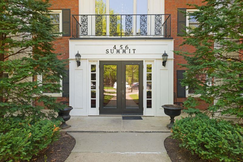 456 Summit Ave #202, Saint Paul, MN 55102