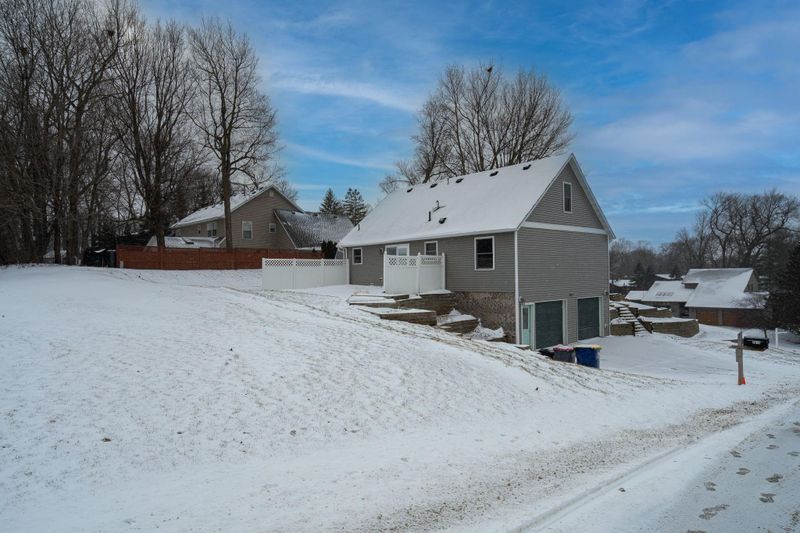 2615 Woodhurst Dr, Faribault, MN 55021