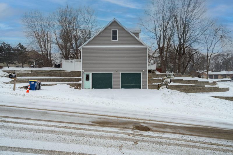 2615 Woodhurst Dr, Faribault, MN 55021