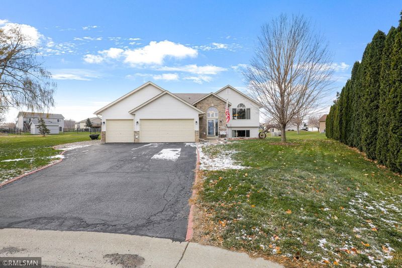 901 Kayla Cir, Belle Plaine, MN 56011