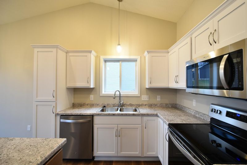 700 Strafford Dr, Zumbrota, MN 55992