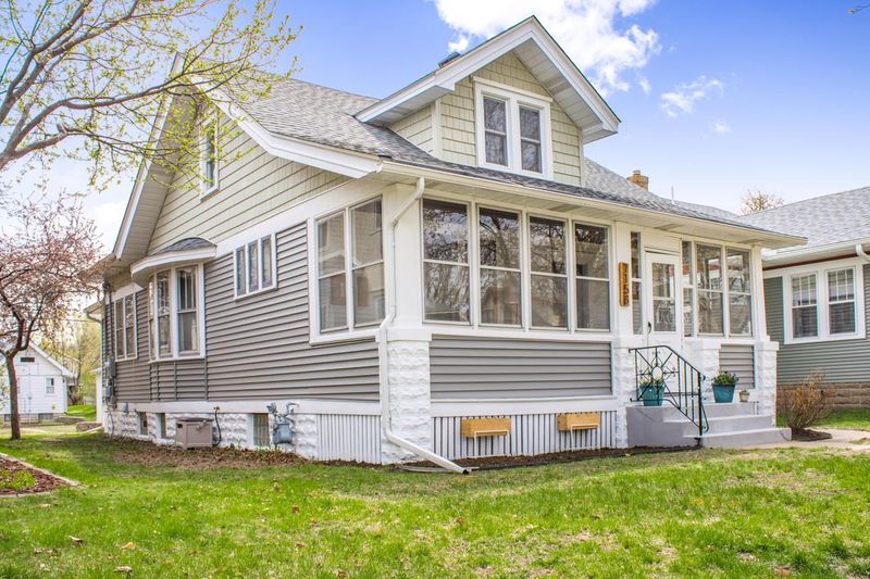 1158 Hawthorne Ave E, Saint Paul, MN 55106