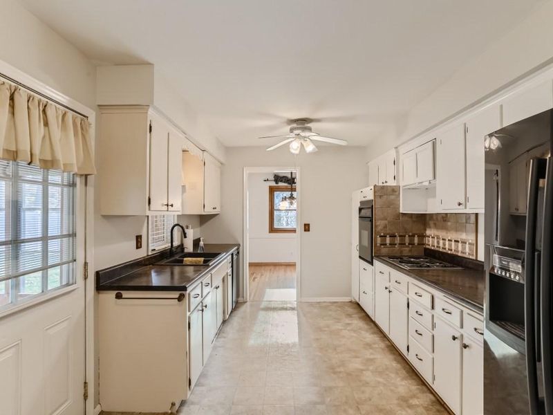 2540 Perry Ave N, Golden Valley, MN 55422