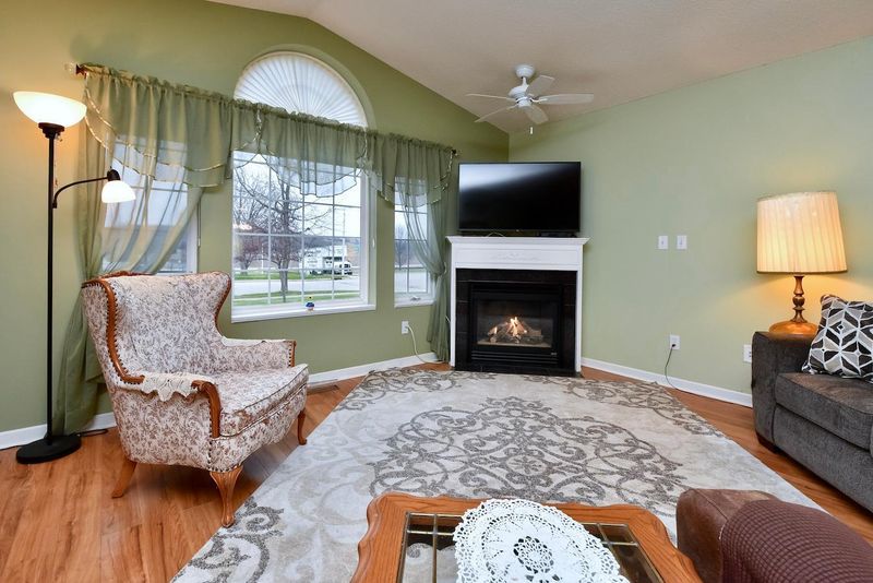 4493 Meadow Lakes Dr NW, Rochester, MN 55901