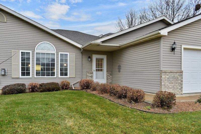 4493 Meadow Lakes Dr NW, Rochester, MN 55901
