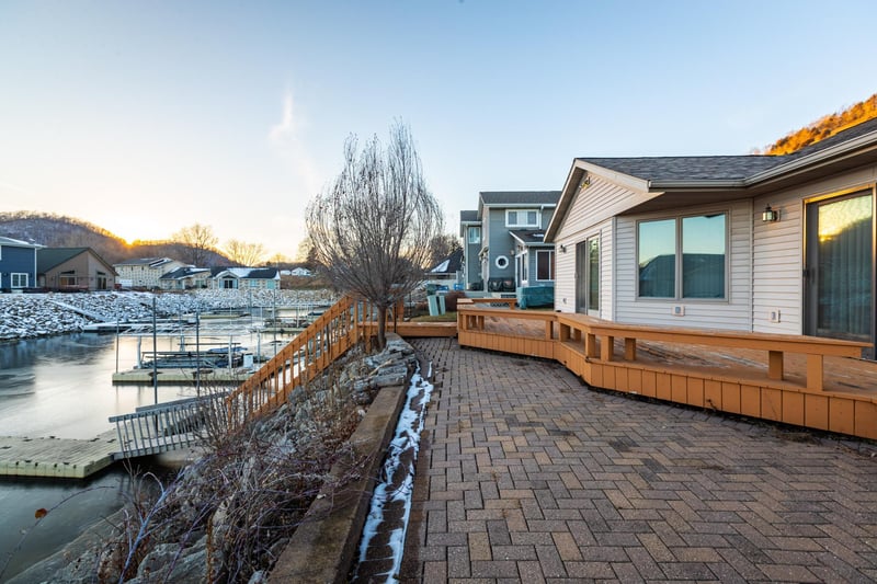 290 Harbor Lights Dr, Brownsville, MN 55919