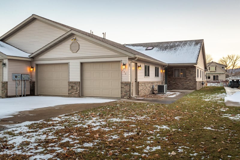 290 Harbor Lights Dr, Brownsville, MN 55919