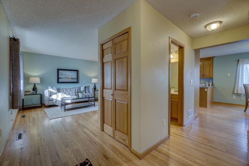 9332 Preserve Trl, Woodbury, MN 55125