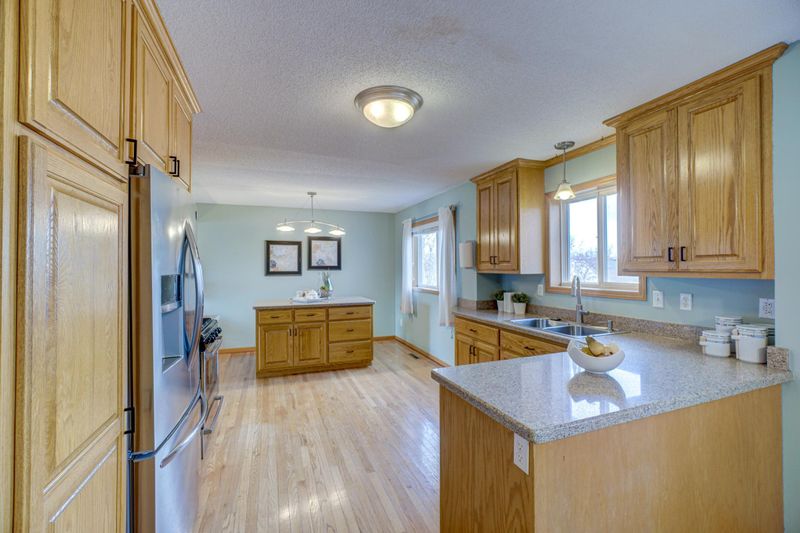 9332 Preserve Trl, Woodbury, MN 55125