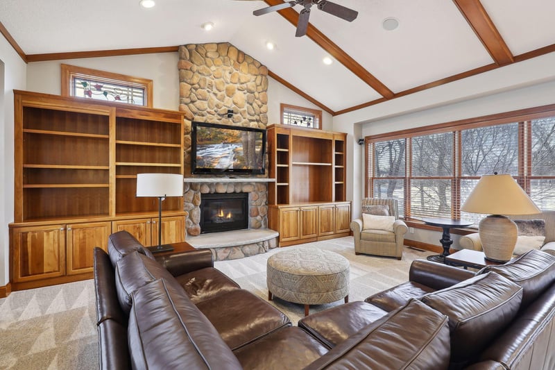 15710 Lac Lavon Dr, Burnsville, MN 55306