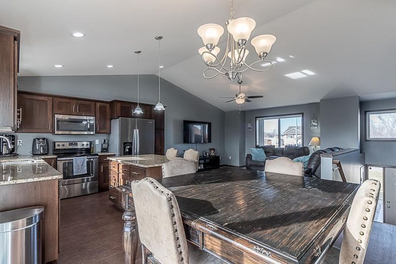 355 Horizon Dr, Le Center, MN 56057