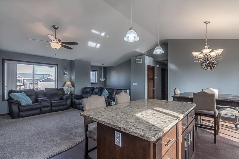 355 Horizon Dr, Le Center, MN 56057