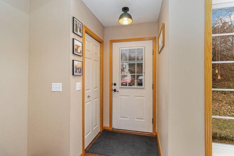 8582 Quarry Ridge Ln #E, Woodbury, MN 55125