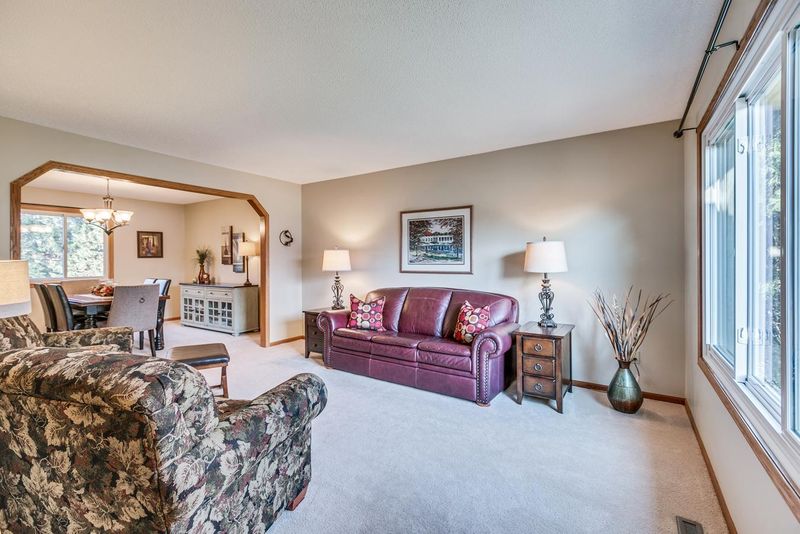 2576 Hale Ave N, Oakdale, MN 55128