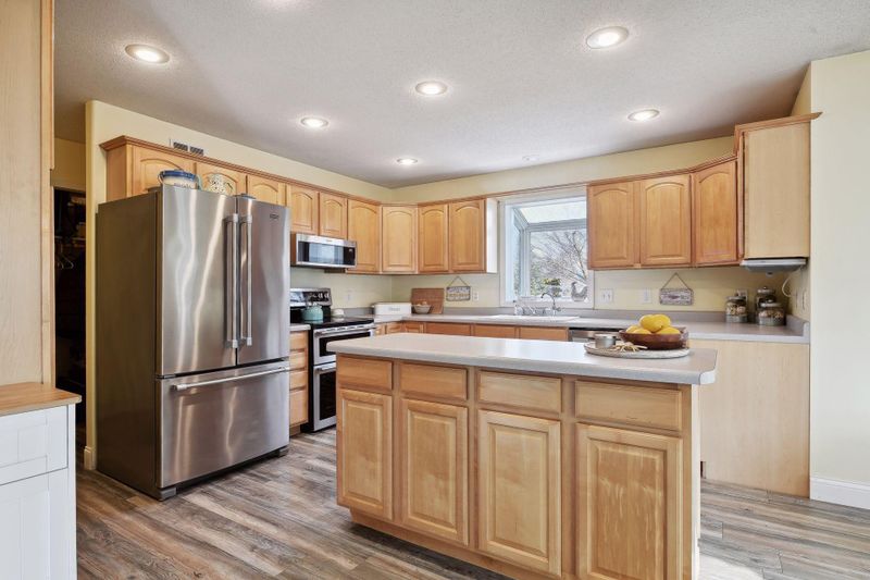 233 Maple Ridge Dr, Henderson, MN 56044