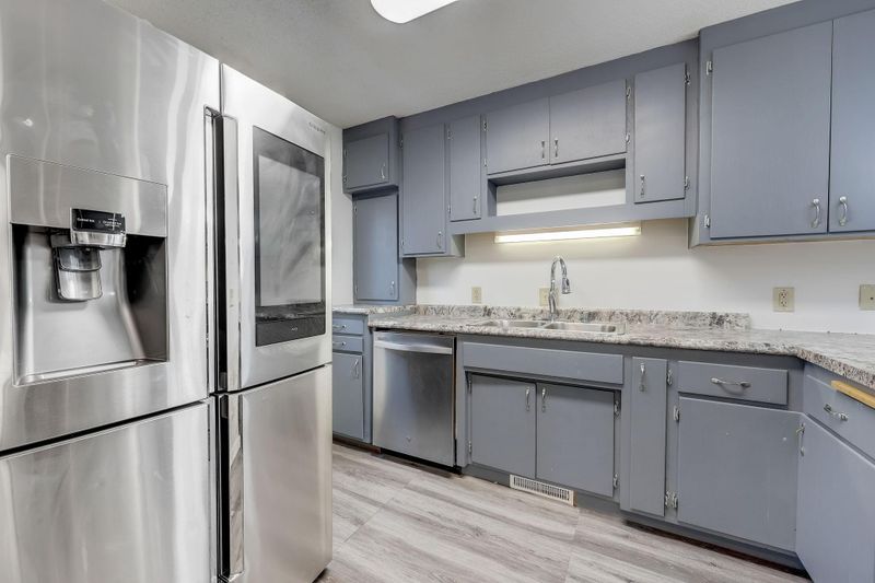 3967 Granada Ave N, Oakdale, MN 55128