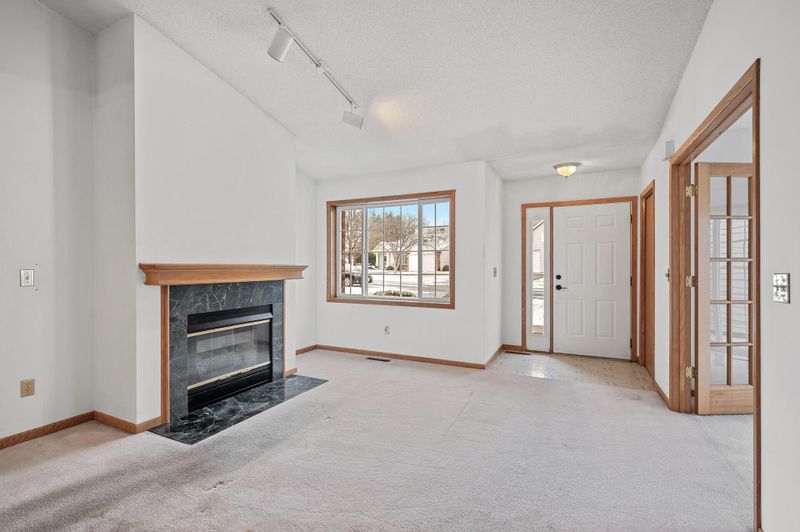 869 Sunrise Dr, Woodbury, MN 55125