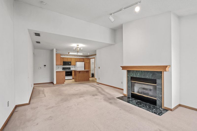 869 Sunrise Dr, Woodbury, MN 55125