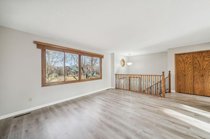 711 Conestoga Trl, Chanhassen, MN 55317